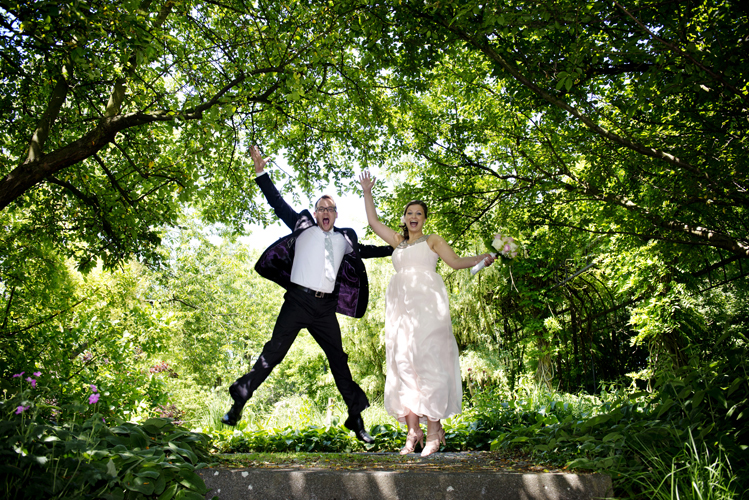 Springendes fröhliches Hochzeitspaar