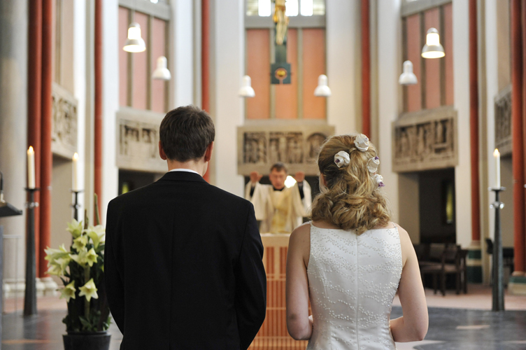 Kuss und Ringübergabe am Altar als wichtigsten Der Hochzeit.