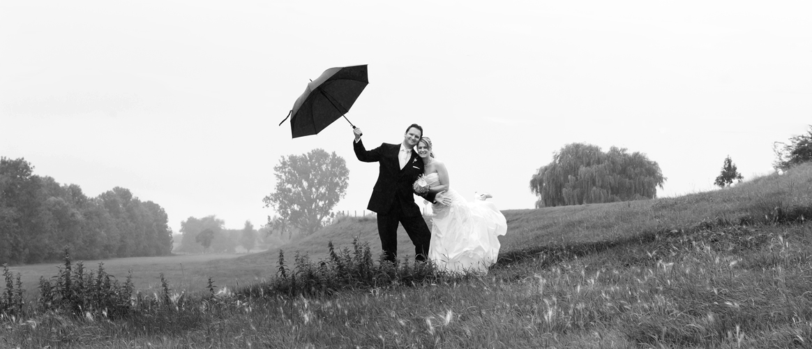 Brautpaar mit Regenschirm 