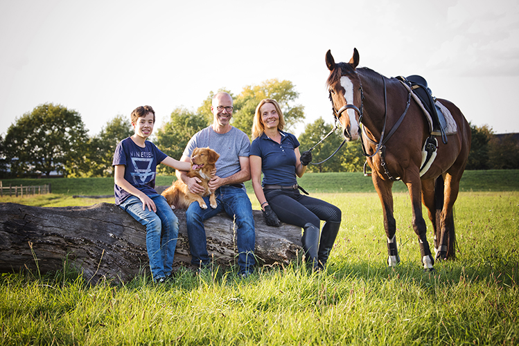 Familienfotos mit Hund und Pferd