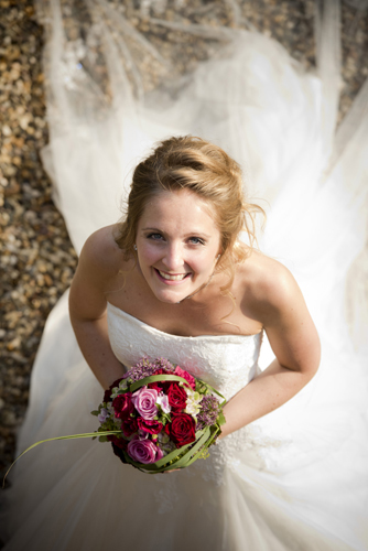 Portraitfoto der Braut mit langem Schleier
