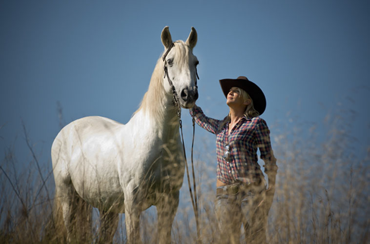 Westernstyle - Frau mit Hut und Pferd